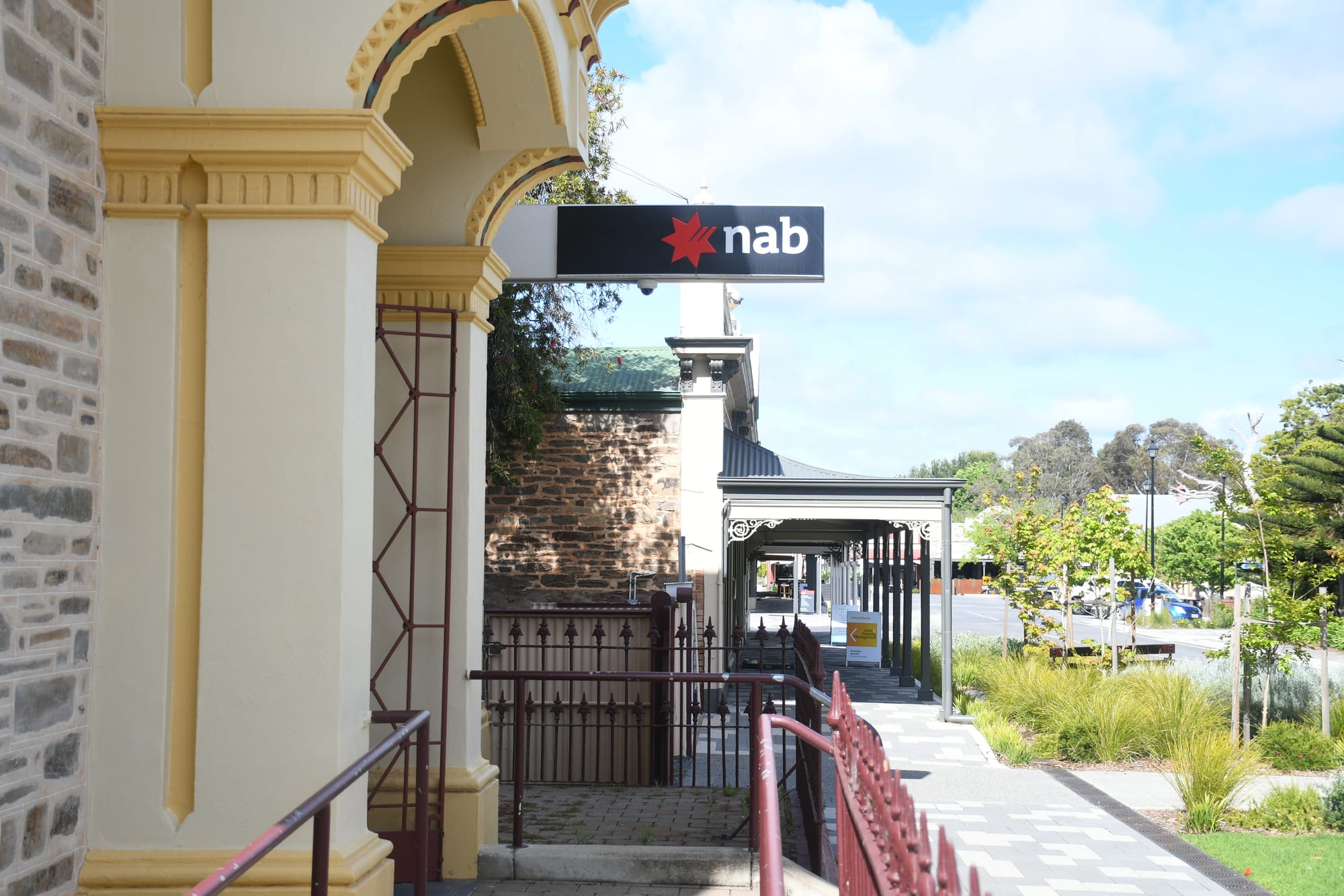 Hills bank set to close its doors