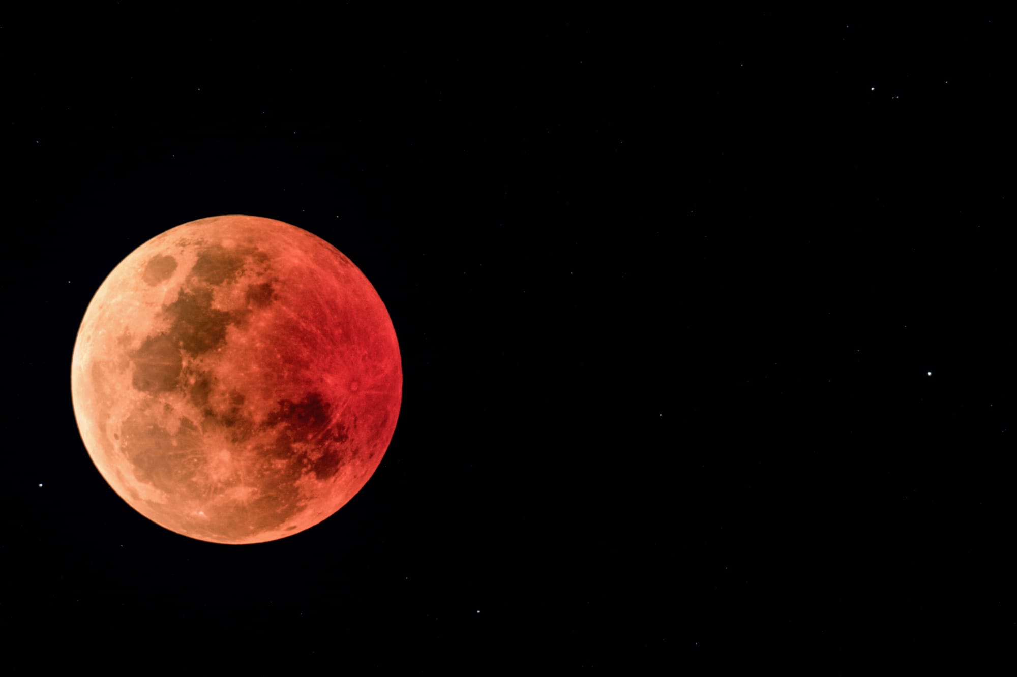 I see the blood moon arisin'