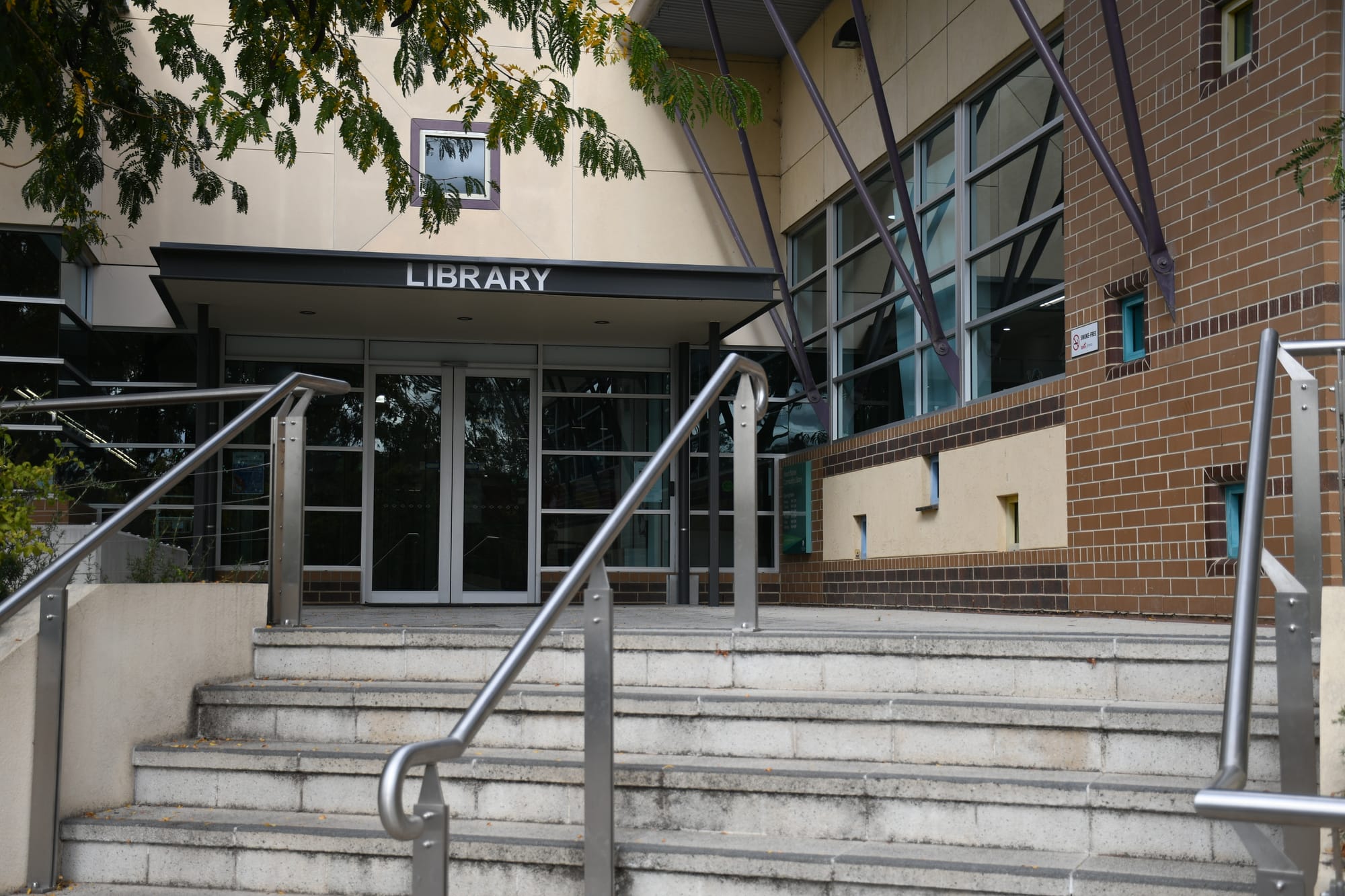 Council to explore keeping library where it is